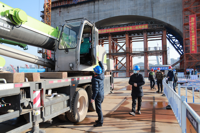 白居寺长江大桥复工前，项目部组织返岗管理人员进行安全检查.jpg