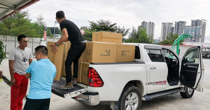 2020年1月31日，马来西亚 suke ca4项目员工搬运医疗物资准备发运国内的场景  潘贵阳  摄影.jpg