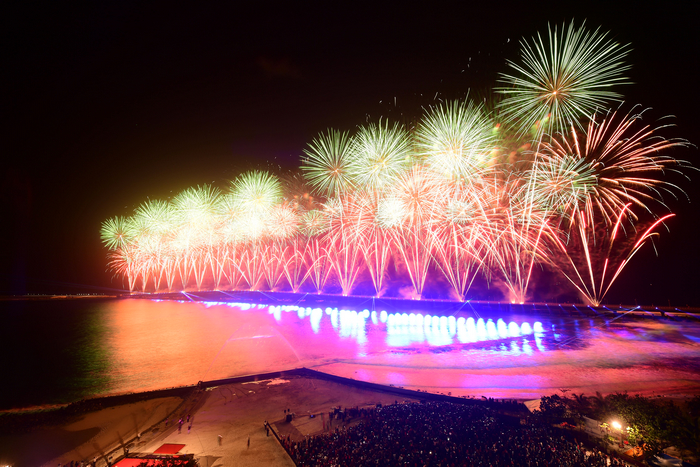 2018年8月30日晚，中马友谊大桥开通典礼现场，烟花在大桥上空绽放。徐付迪 摄影.jpg