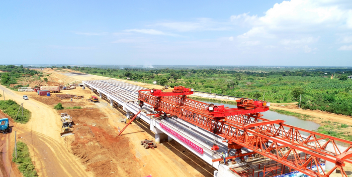 斯里兰卡南延线项目标段内i梁顺利架设完成.jpg