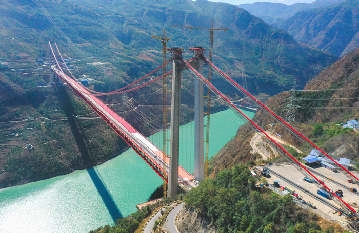 1 华丽高速金安金沙江大桥开始桥面沥青铺装。张青龙 摄影.jpg